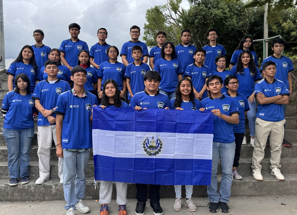 FUSALMO ha firmado en 2024 un convenio con FIRST Global Challenge, que permite preparar al equipo que representa a El Salvador en dicha competencia durante tres años seguidos.