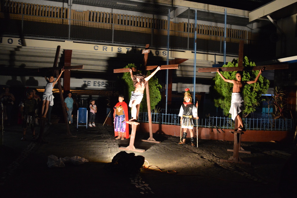 Los niños de la Primaria del Colegio Salesiano de Granada representaron con fervor los misterios de la Pasión, Muerte y Resurrección de Jesús. 