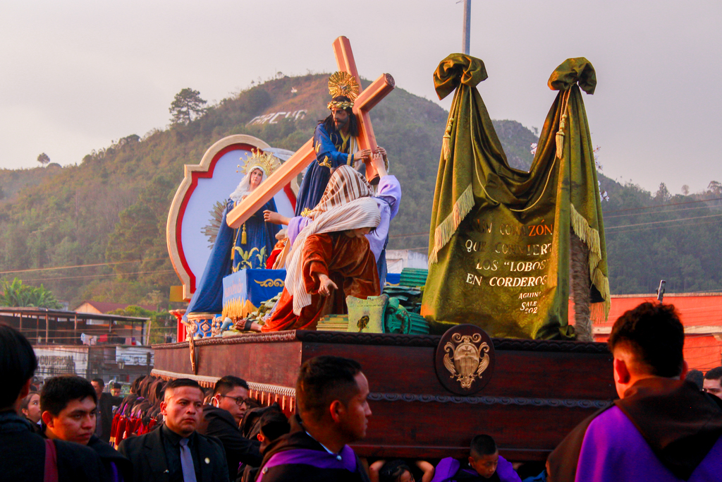 La Asociación Caballeros y Damas de Honor de la Parroquia Salesiana de San Pedro Carchá realizaron solemne procesión.