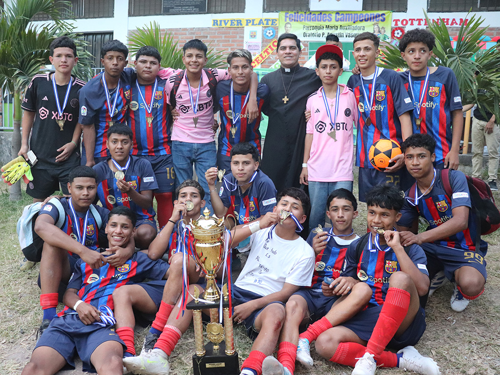 Jóvenes del equipo ganador de campeonato del fútbol junto al padre Efrén Artiga.