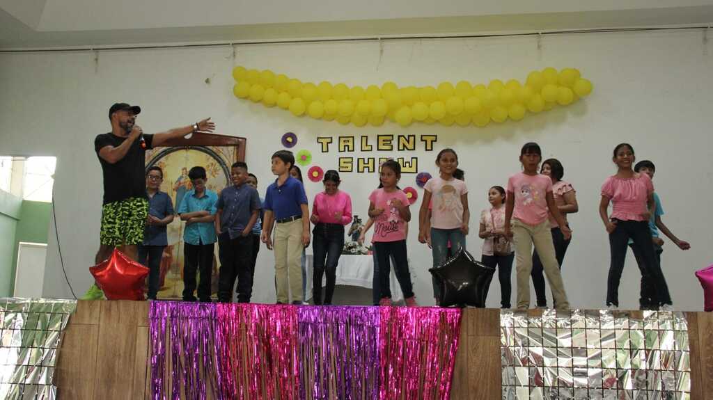 Talento y coordinaci&oacute;n juvenil en el "Talent Show" en el Centro Juvenil Don Bosco de Managua.