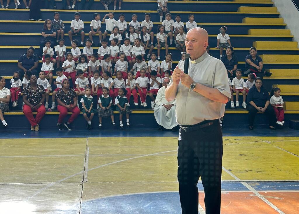 La visita del Padre Walter Jara reafirmó el compromiso de la congregación salesiana con la educación de calidad y la formación integral de los jóvenes. Su mensaje de aliento y apoyo resonó como un estímulo para seguir adelante en la misión de educar y formar buenos cristianos y honestos ciudadanos.