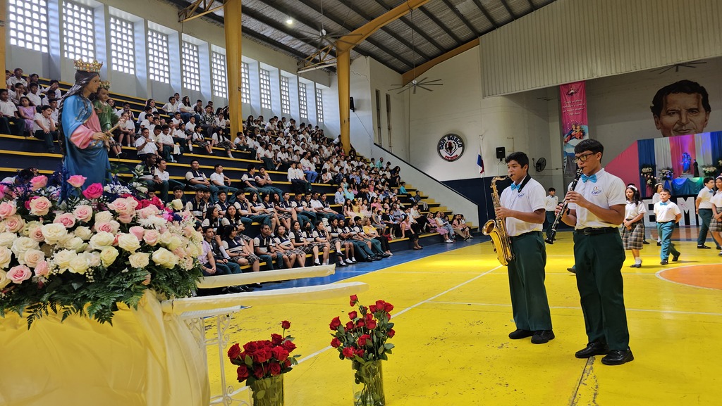 La celebración de las Corales Poéticas a María Auxiliadora no solo embelleció las festividades en honor a la Reina del Cielo, sino que también inspiró a todos los presentes a seguir cultivando la devoción y los valores salesianos en su vida cotidiana.