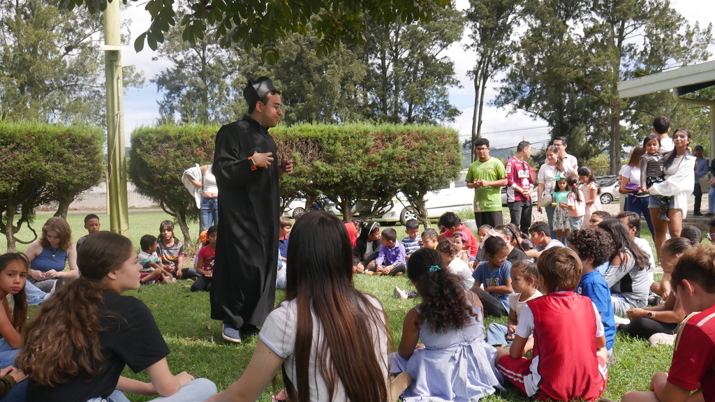 Niños y jóvenes participan en actividades recreativas durante la jornada inaugural del proyecto de apoyo a familias en el Oratorio Santo Domingo Savio en Cartago.