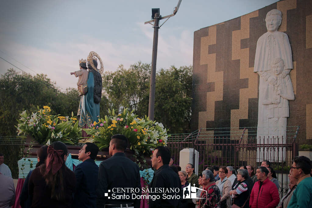 La feligresía en la procesión durante la celebración de la solemnidad  María Auxiliadora.