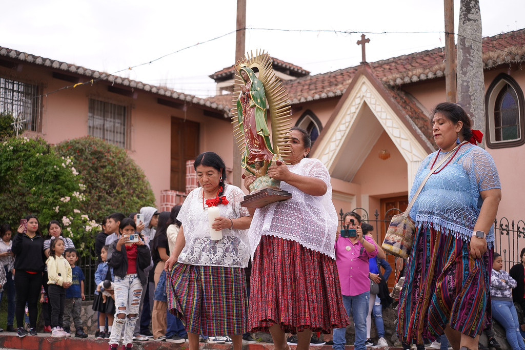 Feligreses acompañan con devoción la imagen de la Virgen de Guadalupe, dando inicio a las celebraciones en su honor