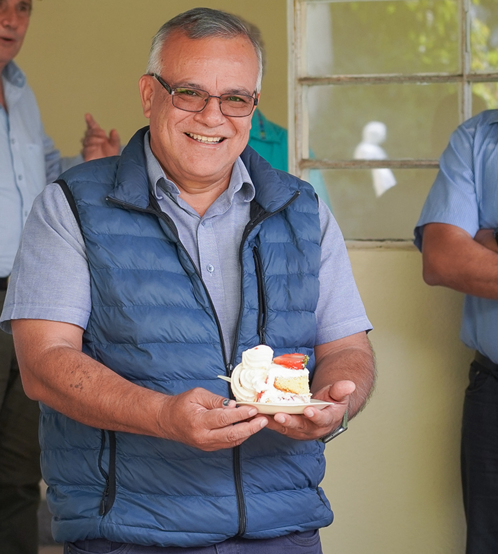 El padre René Santos, SDB, Vicario Inspectorial, sonríe en su celebración de cumpleaños número 60, rodeado de los colaboradores en la Casa Inspectorial.