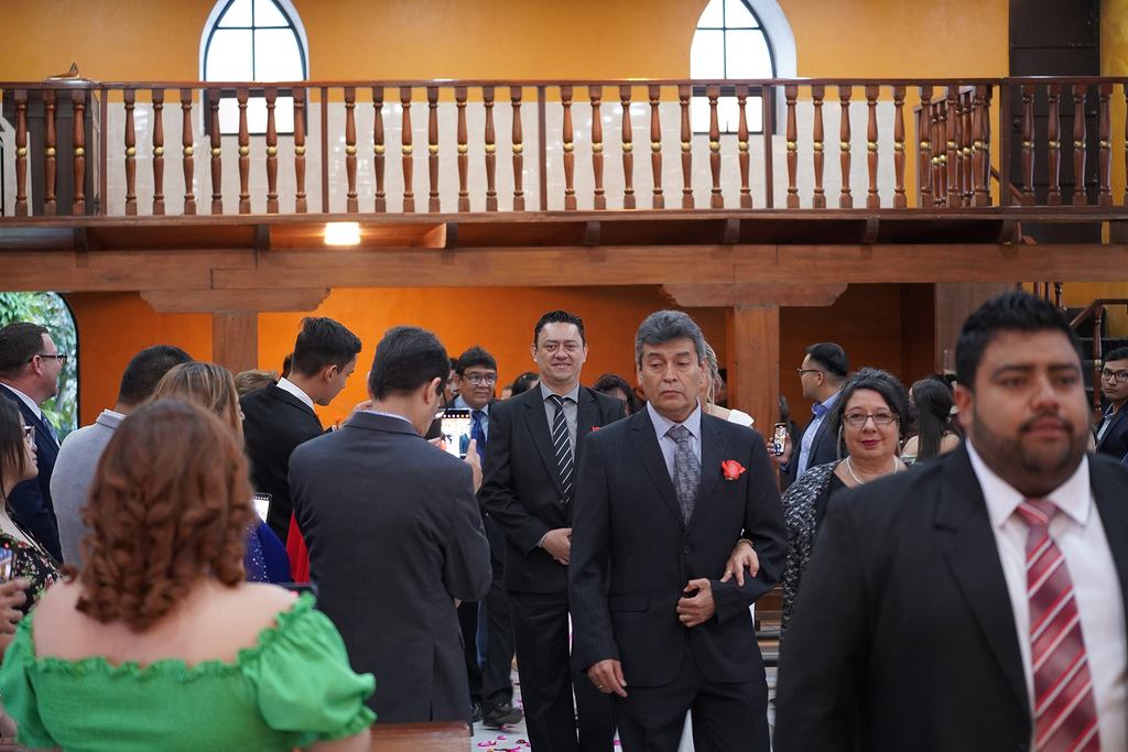 Parejas del Grupo de Restauración Matrimonial renuevan sus votos en una emotiva ceremonia, reafirmando su compromiso de amor y unidad en la Parroquia El Espíritu Santo.