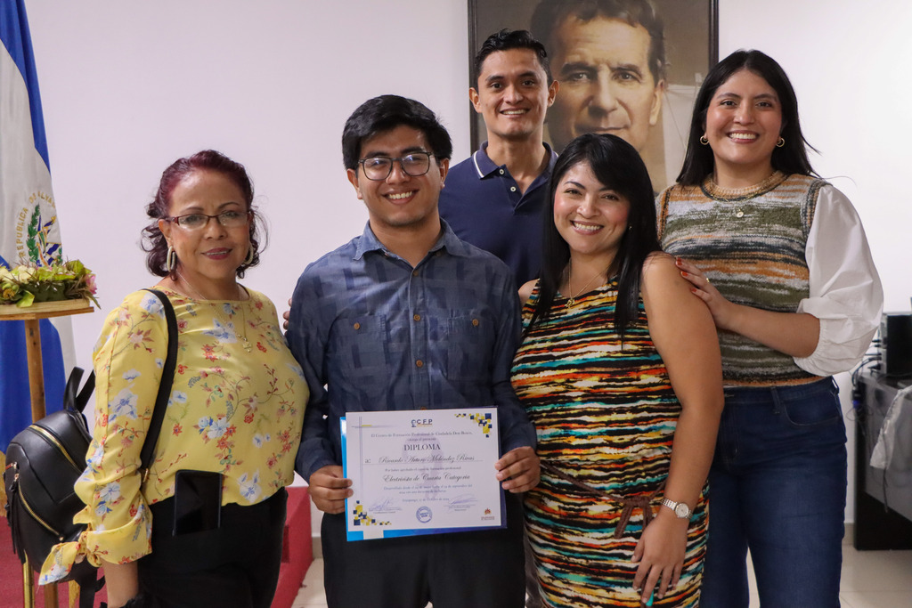 Uno de los nuevos graduados del CFP Ciudadela Don Bosco celebra su logro junto a su familia, lleno de orgullo y alegría por esta nueva etapa profesional.
