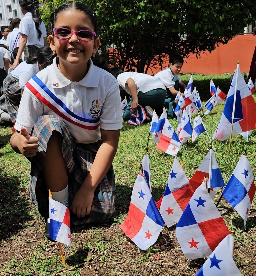 Este acto simbólico embellece el entorno escolar e inspira a la comunidad a recordar la importancia de la independencia y la libertad.