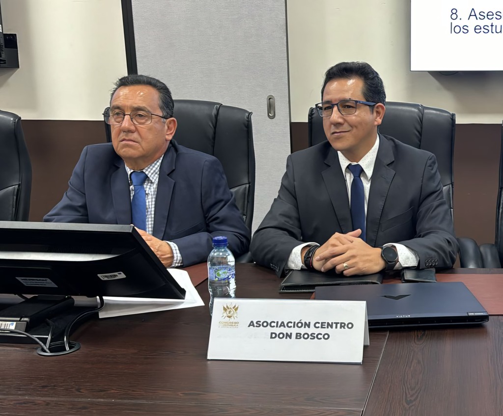 Los licenciados Carlos Wellmann y Álvaro Méndez, de la Asociación Centro Don Bosco, presentan en el Congreso los resultados de la subvención 2024 y solicitan un incremento para 2025 en apoyo a estudiantes Q’eqchi’ en Alta Verapaz.