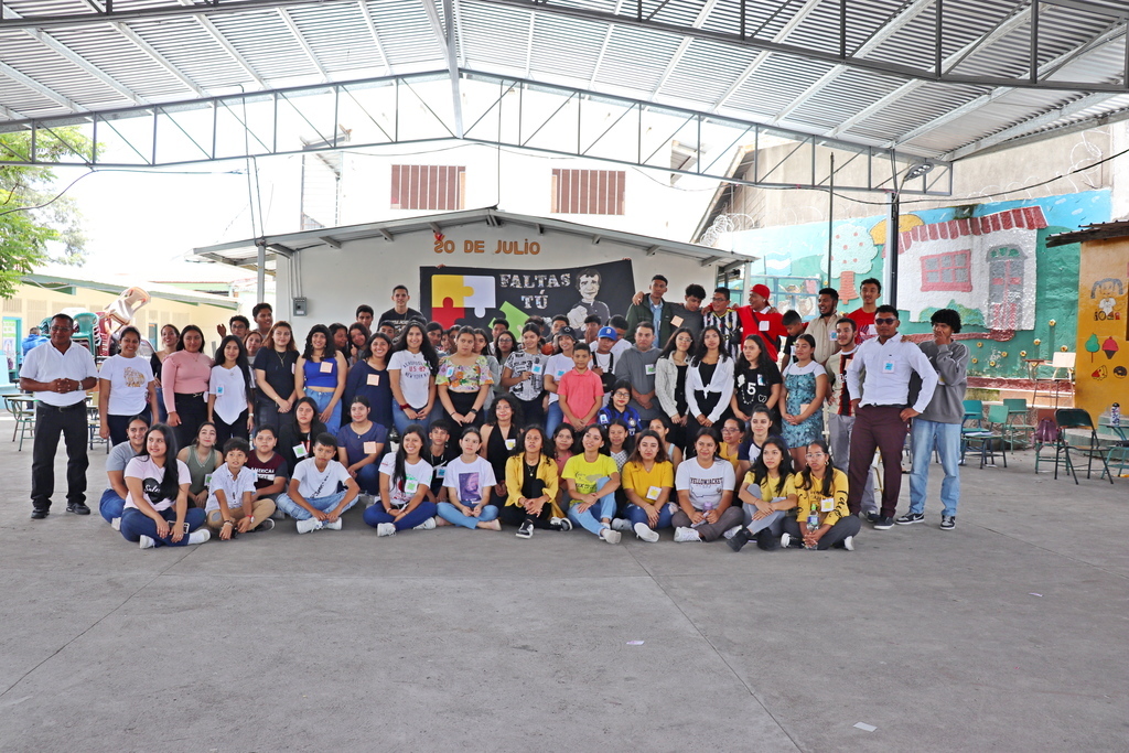 Jóvenes de la Pastoral Juvenil participando en el encuentro vocacional en la Escuela Rafael Pineda Ponce.