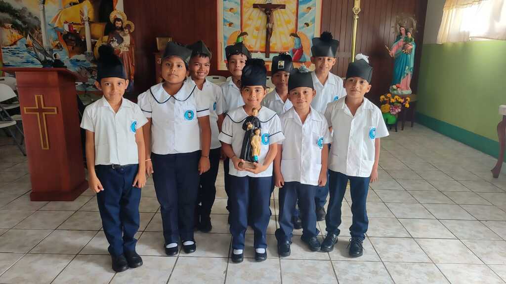 Los estudiantes de la Escuela Anexa San Juan Bosco festejaron el cumpleaños 209 de Don Bosco con cariño y alegría. 