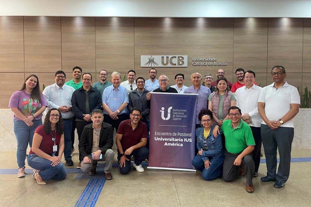 Participantes del X Encuentro de la Red de Pastoral Universitaria de las Instituciones Salesianas de Educación Superior (IUS) América, incluyendo representantes de la Universidad Mesoamericana de Guatemala y la Universidad Don Bosco de El Salvador, reunidos en la Universidad Católica de Brasilia.