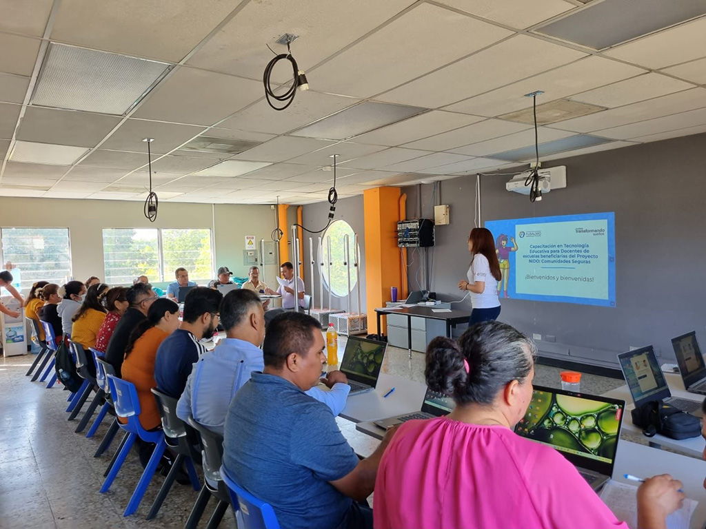 Docentes participantes en capacitación tecnológica.