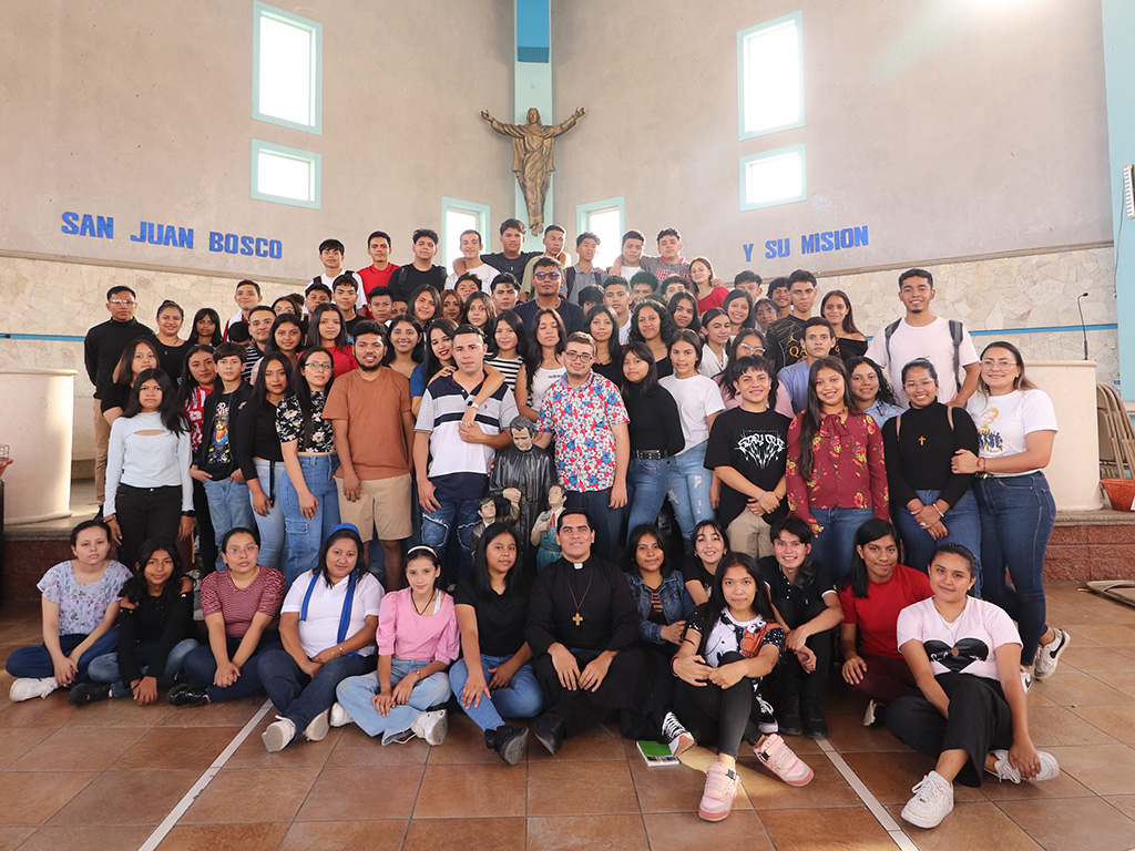Los jóvenes de la parroquia reafirmaron su compromiso en la pastoral juvenil.