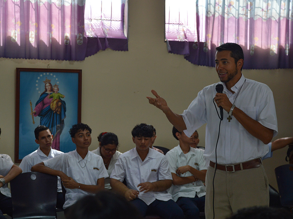 El padre Marcelo Navarrete, sdb, junto a los jóvenes del Colegio Salesiano San Juan Bosco
