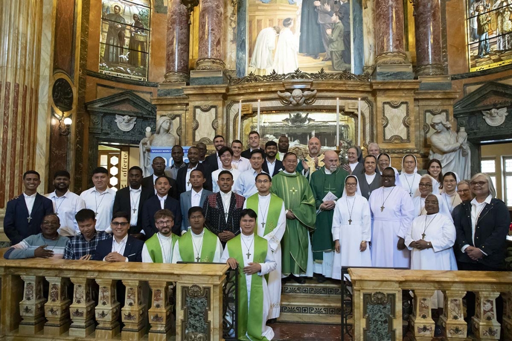 Los misioneros de la 155ª expedición, entre ellos el hermano Daniel Núñez Silva, SDB, (segunda fila, tercero de izq. a der.) de la Inspectoría de Centroamérica Divino Salvador (CAM), recibieron la cruz misionera de manos del padre Stefano Martoglio, Vicario del Rector Mayor, durante la misa de envío.