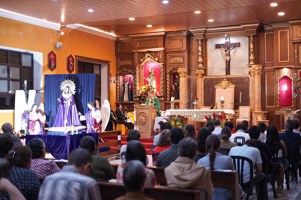 Feligreses de la Parroquia El Espíritu Santo participan con devoción en la Santa Misa en honor a la Santísima Virgen de Dolores, cuya imagen se encuentra junto al altar en la primera Solemne Velación organizada por la comunidad.