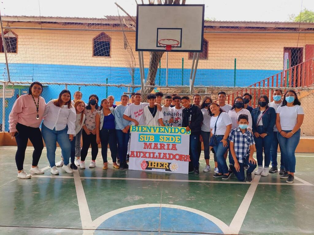 La subsede IHER María Auxiliadora ofrecen homenaje a voluntarios durante la celebración del Día del Maestro en Honduras, reconociendo su entrega y compromiso en la educación a distancia.