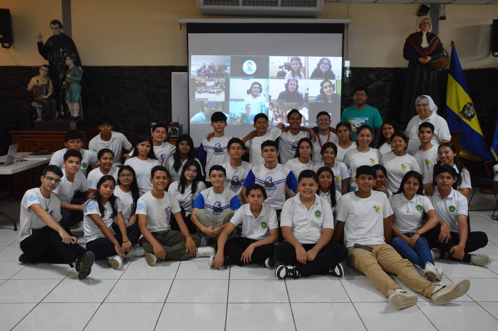 Jóvenes de Nicaragua, Costa Rica y Panamá se conectan virtualmente durante el encuentro de líderes salesianos "Deja tu huella al estilo Salesiano", enfocado en el cuidado de la casa común y basado en la encíclica Laudato Si' del Papa Francisco.