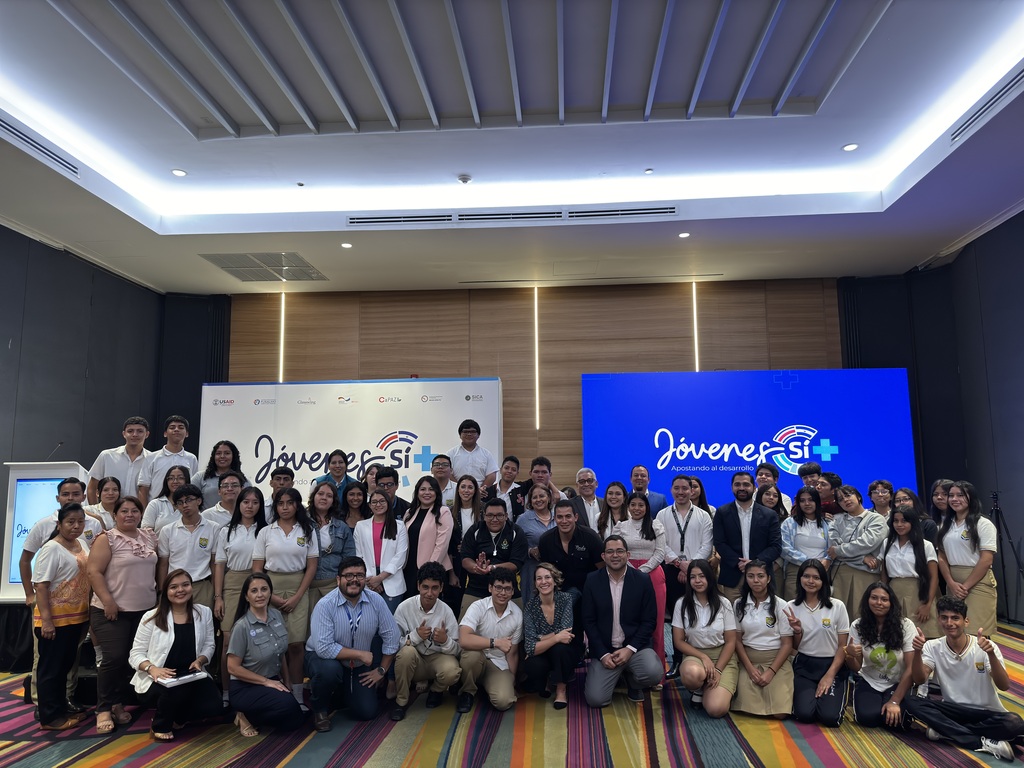 Participantes en el relanzamiento de Jóvenes Sí+ en el que se desarrolló el foro "El Futuro del Empleo Hoy", donde se discutieron las tendencias actuales que transforman el mercado laboral.