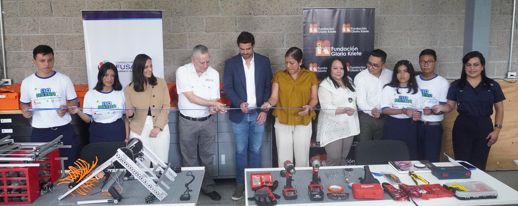  Momento del corte de cinta durante la inauguración del Maker Space, un proyecto que beneficiará indirectamente a más de 2,500 personas de las comunidades aledañas en Soyapango.