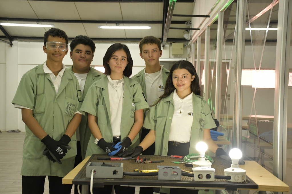 El Instituto Técnico Ricaldone ofrece para el 2025 el nuevo Bachillerato Técnico Vocacional en Sistemas Eléctricos con Especialización en Energías Renovables.
