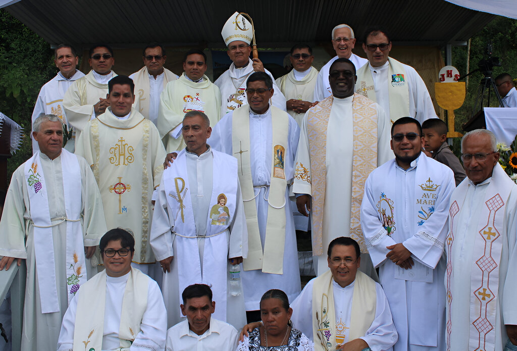 El Misionero Oswaldo Tiul Caal, exalumno del Centro Don Bosco, tras su ordenación como el primer miembro de la Comunidad de Misioneros de Cristo Buen Pastor, conformada por jóvenes de la etnia Q’eqchi’.