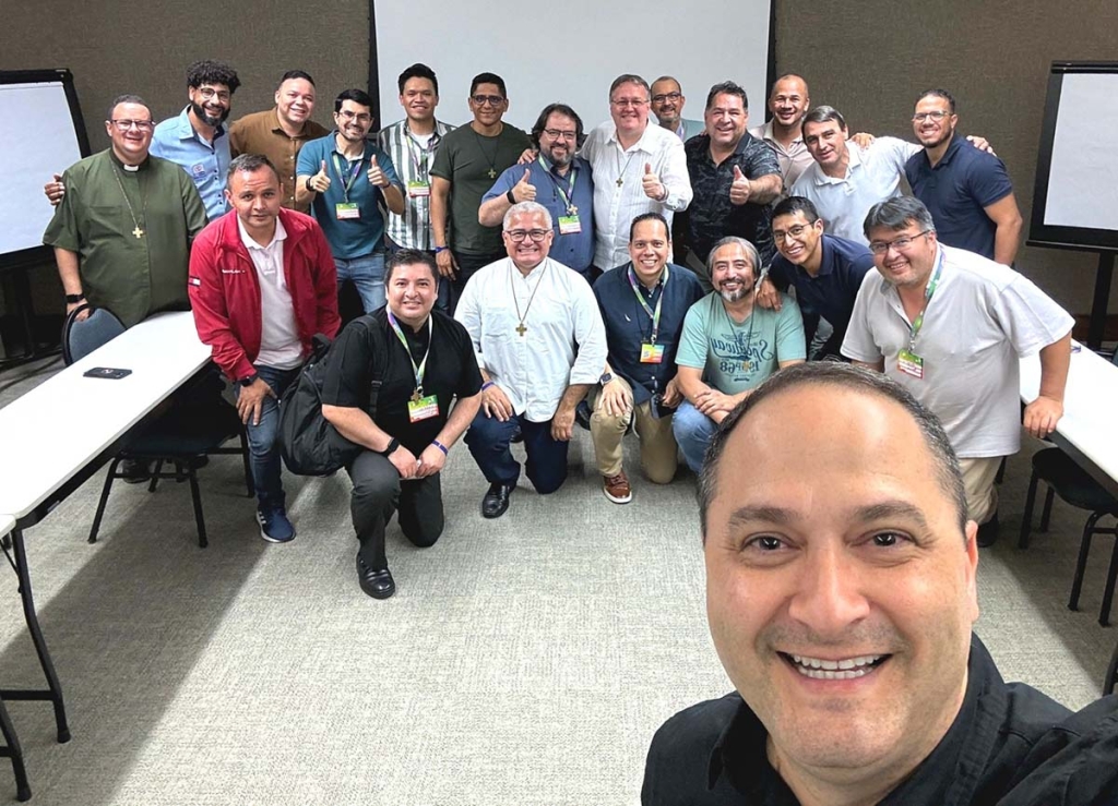  Aquí tienes la corrección del pie de foto:  El padre Juan Gabriel Romero, SDB, representando a la Inspectoría de Centroamérica (CAM) en reunión con delegados de Pastoral Juvenil de América.
