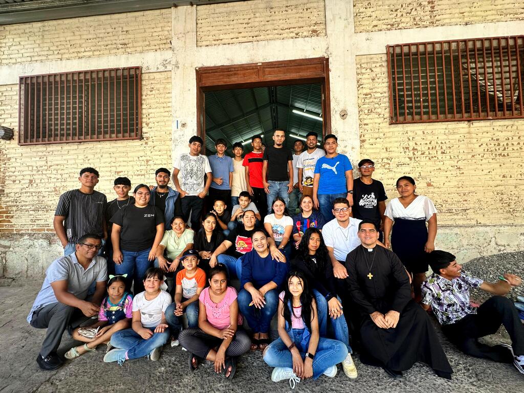 Jóvenes de la parroquia de Comayagüela participan activamente en la charla del Padre Efrén sobre los valores familiares.