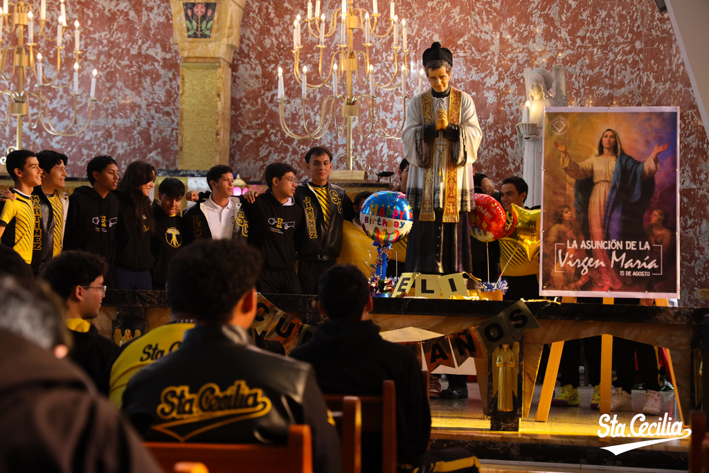 Con alegría y gratitud, los estudiantes del Colegio Salesiano Santa Cecilia celebraron el cumpleaños de Don Bosco, recordando su legado de amor y entrega a la juventud.