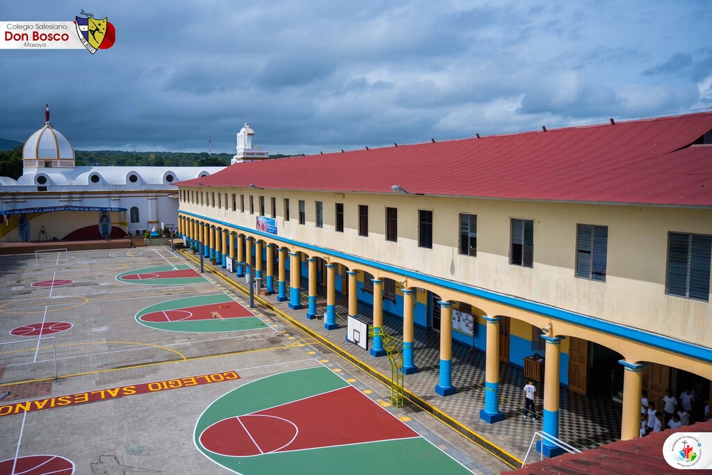 Uno de los patios principales del Colegio Salesiano Don Bosco luce renovado y lleno de color como parte de los preparativos para la XXXVIII Semana de la Juventud y el inicio del Centenario Salesiano, que celebra cien años de educar con el corazón en esta ciudad.