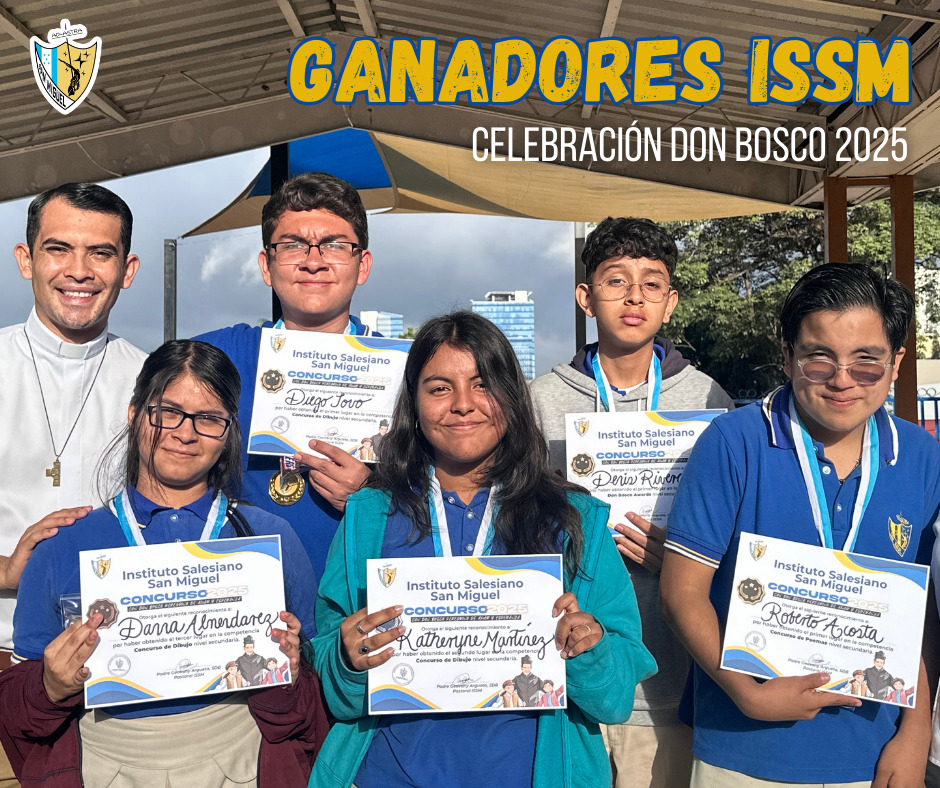 Los ganadores de los concursos en honor a Don Bosco posan junto al padre Geovany Argueta, SDB, durante la premiación en el Instituto Salesiano San Miguel.