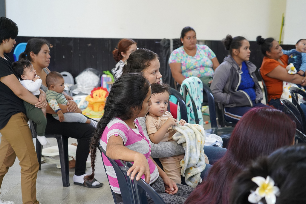 Madres junto a sus pequeños participaron en la jornada del Proyecto Gabriel en la Parroquia El Espíritu Santo, un espacio de formación, acompañamiento y apoyo solidario.