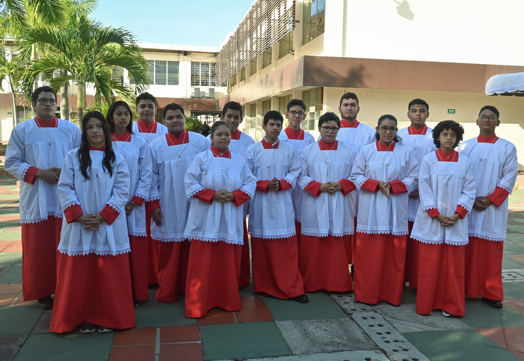 Cada monaguillo recibió además una medalla de Don Bosco, signo del carisma salesiano que los anima a vivir con alegría su compromiso cristiano.