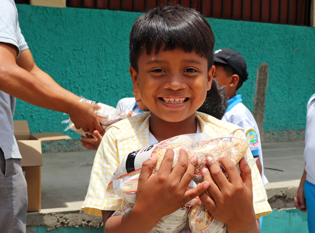 Con el apoyo de Salesian Mission, la Parroquia María Auxiliadora de Comayagüela distribuyó más de 27,000 raciones de arroz de soya, llevando alimento y esperanza a miles de familias vulnerables.