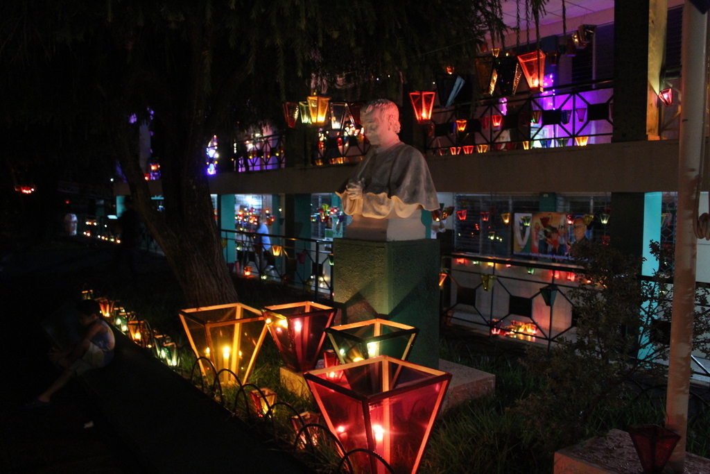 Los pasillos del Colegio Salesiano San José se llenaron de luz y color con la Noche de Faroles, celebrando el natalicio de San Juan Bosco en un ambiente de fe y alegría.