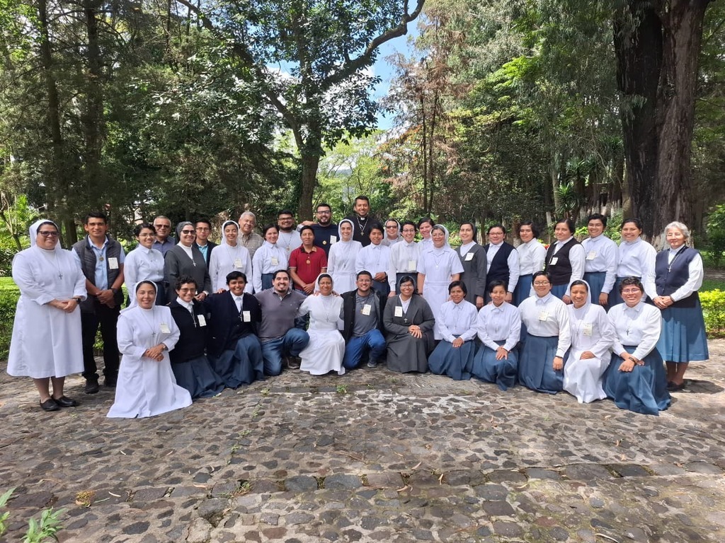 Formandos salesianos SDB, FMA y HDS participaron en el encuentro realizado en Antigua Guatemala, compartiendo experiencias de fraternidad, formación y espiritualidad.