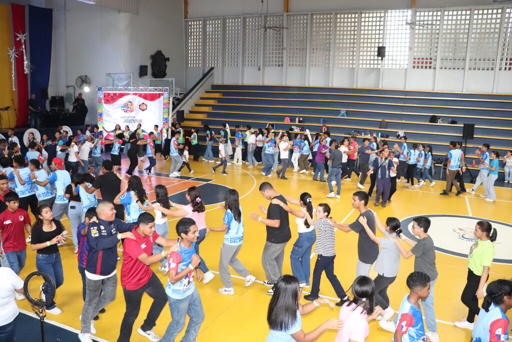 En el natalicio de Don Bosco, los jóvenes celebraron el valor de la espiritualidad alegre y el rol de la esperanza en sus comunidades. El FestiBosco destacó que, con la guía de Don Bosco, la juventud puede soñar, crecer y transformar la sociedad.