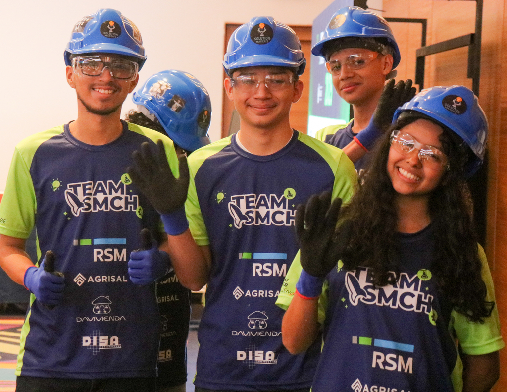 Los jóvenes ganadores del STEAM Maker Challenge representarán a El Salvador en el FIRST Global Challenge 2025, llevando el talento y la innovación salvadoreña a una de las competencias de robótica más importantes del mundo.