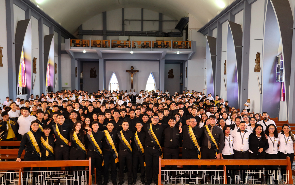 Los jóvenes del Colegio Salesiano Santa Cecilia fueron protagonistas en la Misa de Inauguración de la Semana de la Juventud 2025, asumiendo con entusiasmo su compromiso de liderazgo y participación.