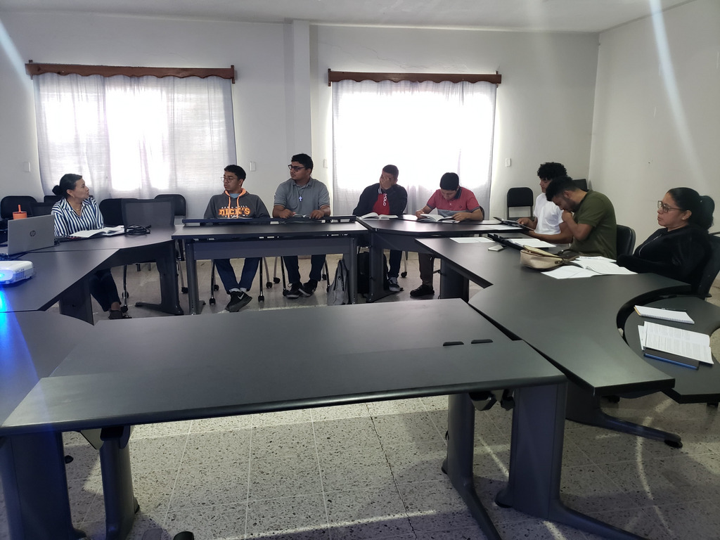 Jóvenes participan en la reunión de inducción y planificación de actividades en los Centros de Alcance Juvenil, en la Casa Cural de Comayagüela.