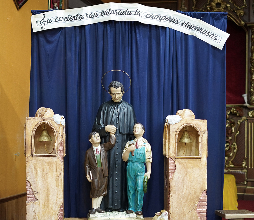 El altar de Don Bosco destaca el fervor y amor por el santo de la juventud.
