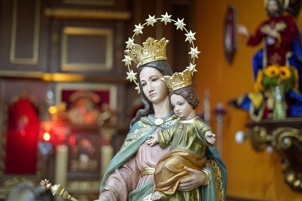 El altar, ubicado al lado derecho del Altar Mayor, presenta la imagen de María Auxiliadora rodeada de flores naturales que exaltan la bella de la madre de los salesianos. 