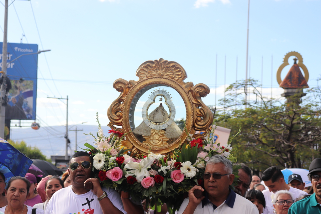 Fieles devotos acompañan la imagen de la Virgen de Suyapa en su peregrinación hacia la Basílica, en un acto de fe y agradecimiento.
