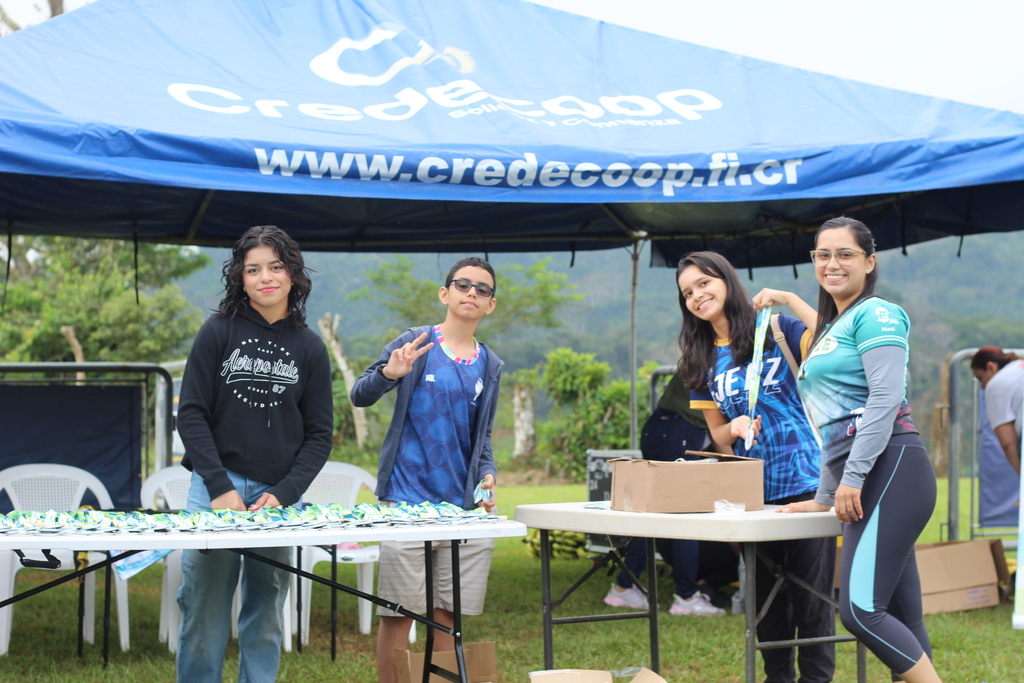 Un grupo de jóvenes del Centro Don Bosco en Pérez Zeledón apoyó con alegría y compromiso a los atletas durante la Carrera San Juan Bosco, contribuyendo al éxito del evento.