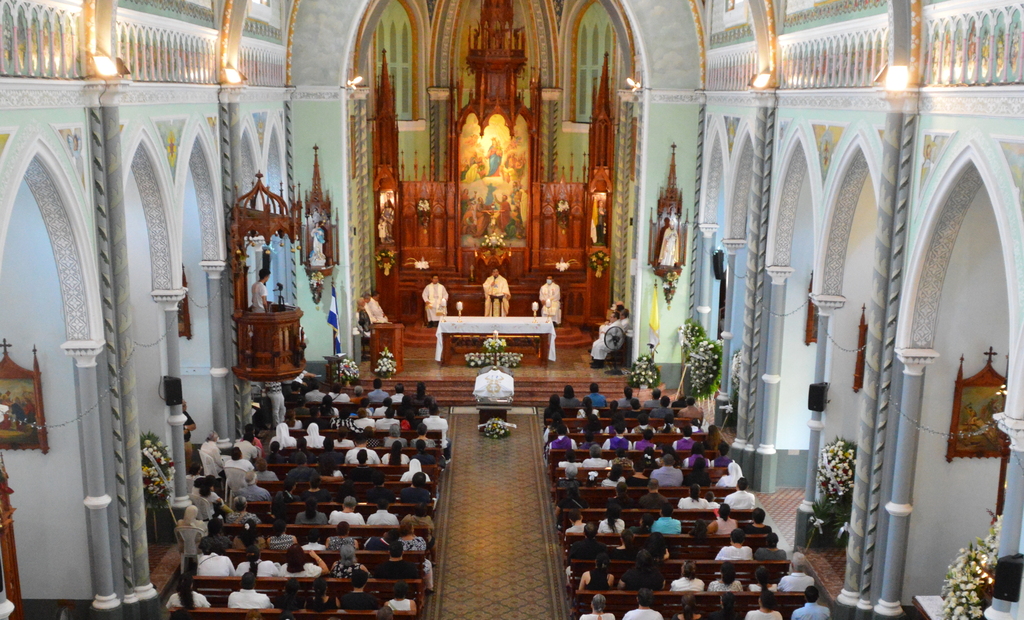 Familiares, fieles y Familia Salesiana participan en la misa exequial del P. Miguel Ángel Cano Rosales, SDB, en la Capilla María Auxiliadora de Granada. 