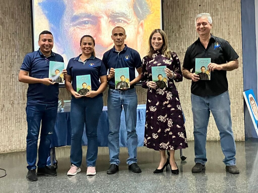 Docentes del Instituto Técnico Don Bosco reciben un ejemplar de  las “Memorias del Oratorio” como parte de la formación salesiana 2025. 