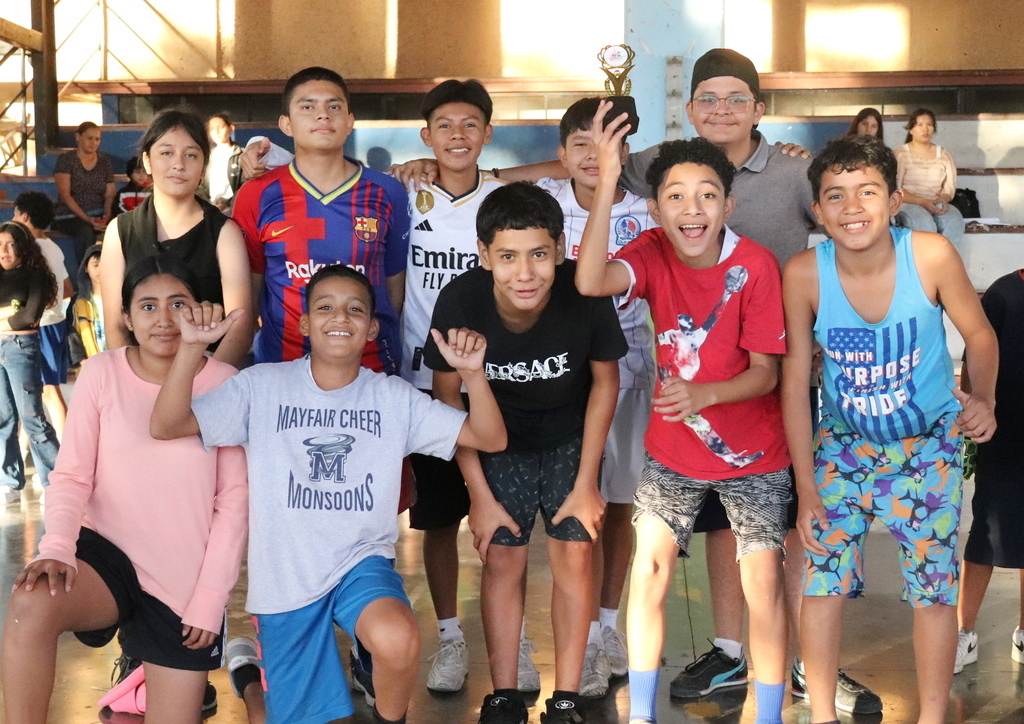 Uno de los equipos ganadores posa con orgullo tras su destacada participación en el Torneo Relámpago de Fútbol, celebrado en la Sede Parroquial de Comayagüela.